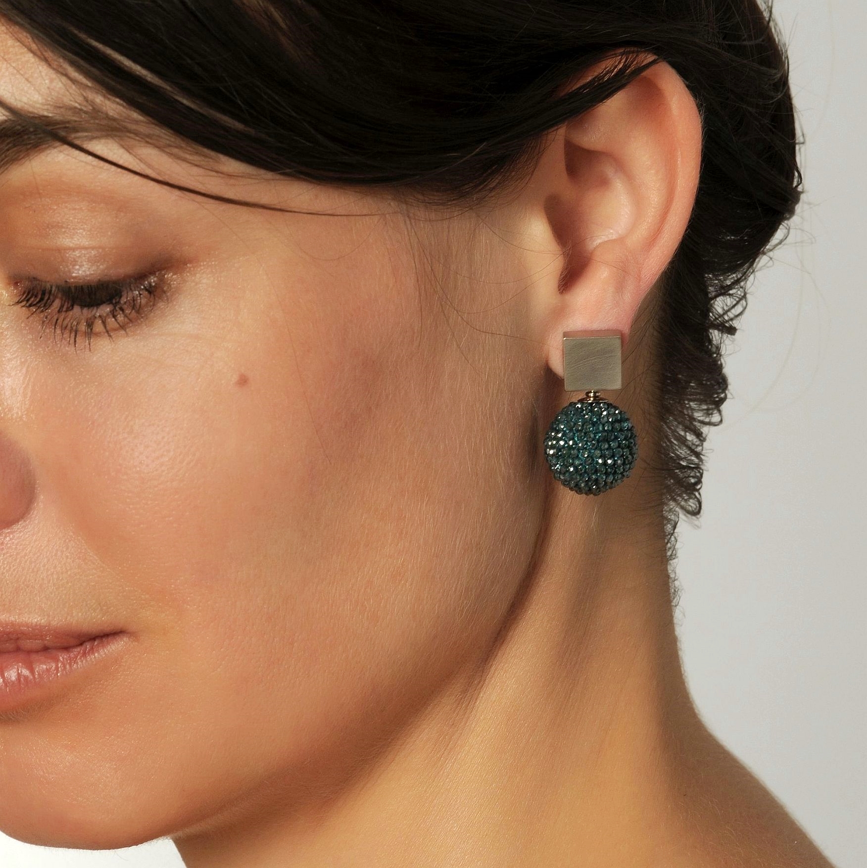 Christine Köppel, Ohrringe Weißgold Quadrate + blaue Diamant Kugeln, Model
