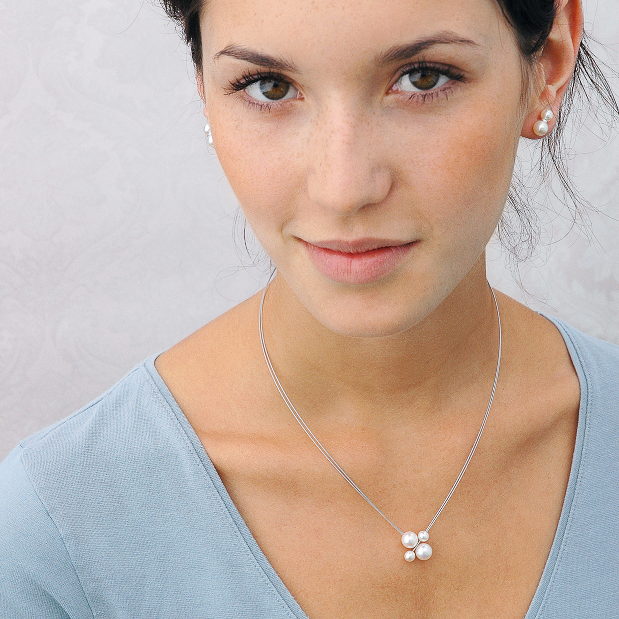 Eva Strepp, Ohrringe Perlen, Silber rhodiniert, Süßwasser-Zuchtperlen, Model