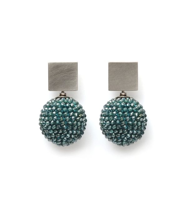 Christine Köppel, Ohrringe Weißgold Quadrate + blaue Diamant Kugeln