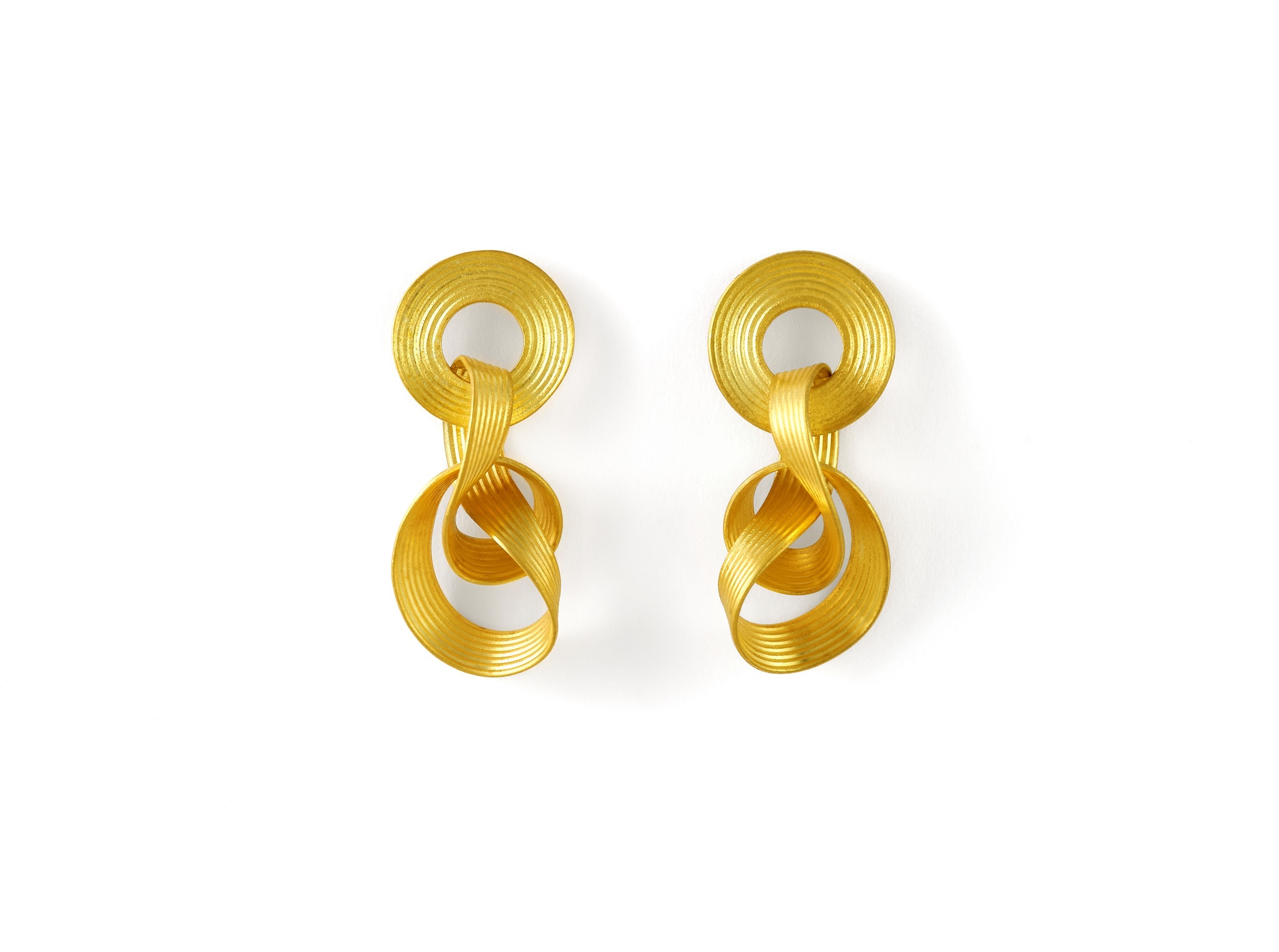 Rudi Sand, Ohrschmuck »Schleife«, 900/- Gold, guillochiert